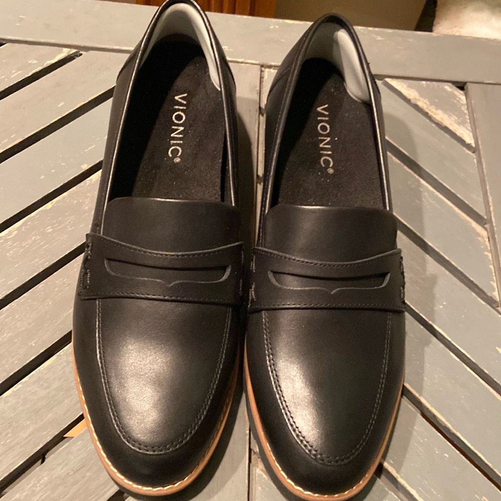 Vionic women’s black loafers size 8
